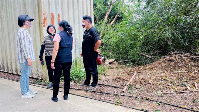 頭份市長羅雪珠與縣議員張淑芬前往永和山水庫尋求解決浪浪方法。（頭份市公所提供／謝明俊苗栗傳真）