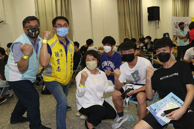 嘉义市长黄敏惠为电竞选手加油打气。（廖素慧摄）