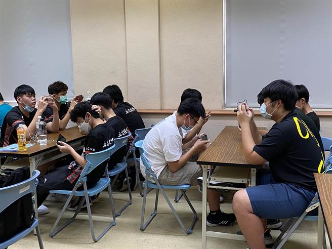 嘉义市反毒电竞锦标赛8强决战。（廖素慧摄）