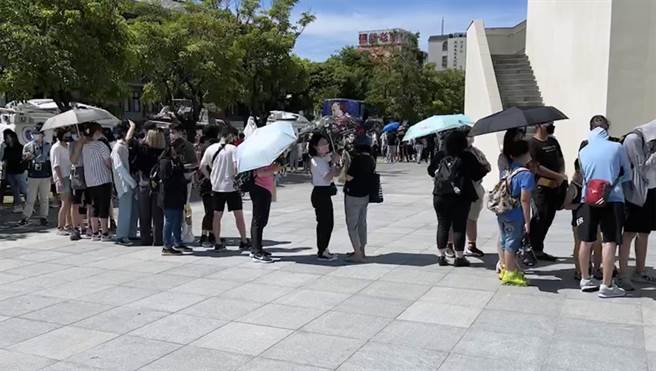 台南美術館2館《亞洲的地獄與幽魂》特展25日首日開展時，大批人潮衝著看「殭屍」而來。（洪榮志攝）