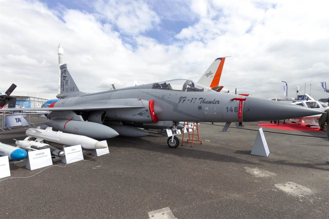 巴基斯坦与中国大陆联手打造的JF-17「雷电」战机，也就是解放军所谓的「枭龙」战机。（达志影像/Shutterstock）