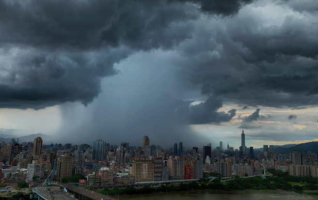 中午过后雷雨交加，在大台北上空形成雨瀑。（姚志平摄）