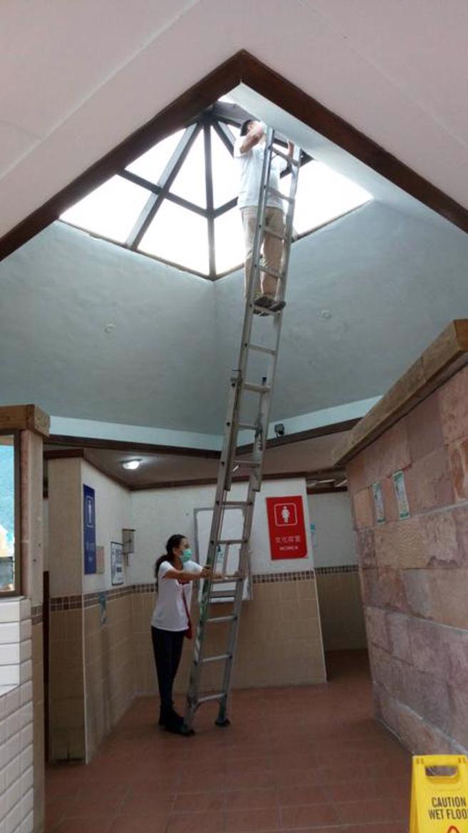 花蓮七星潭風景區賞星廣場旁公廁，近日有民眾發現廁所上方玻璃會反射，站在廁所外就可一窺如廁狀況；花蓮縣政府觀光處25日表示，上午已要求廠商派員處理，貼上不透光貼膜改善。（圖/ 中央社）