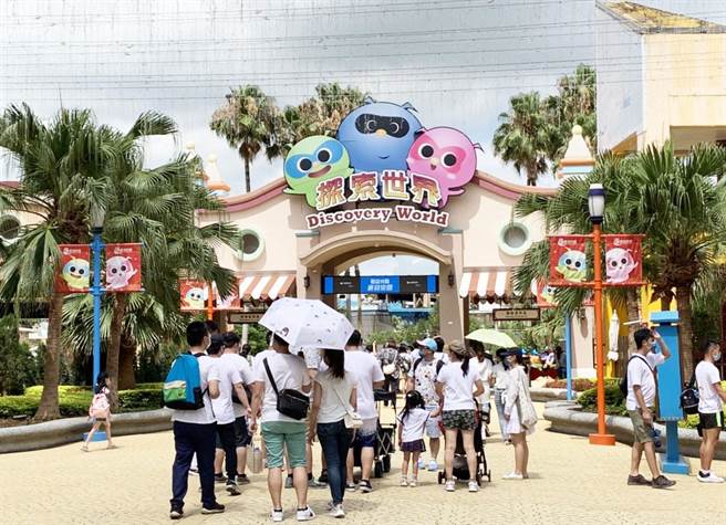 今天是丽宝乐园探索世界20周年生日庆，一早就有许多游客全家出游，参与欢乐的庆生派对！(丽宝乐园提供)