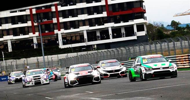 2022老虎牙子S T S超级房车全国系列赛第二站，赛车好手们在今天进行排位赛，现场烟硝味十足，明日决赛必定精彩可期。(丽宝乐园)