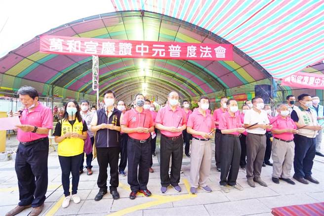 考量中部新冠疫情仍严峻，台中市万和宫决议今年中元节比照去年，取消信眾赞普及代办普桌，中元节法会仪规比照去年办理。图为去年中元节，万和宫普度法会，董事长萧清杰（右4）率领董监事等人参拜。（万和宫提供／谢琼云台中传真）
