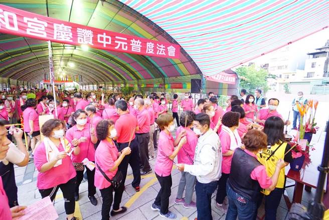 台中市万和宫决议今年中元节比照去年，取消信眾赞普及代办普桌，去年法会仅限由志工参与普度法会。（万和宫提供／谢琼云台中传真）