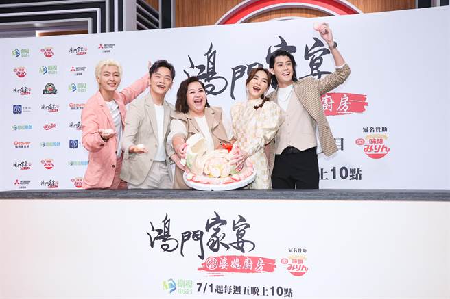 炎亞綸準備大壽桃賀喜。（羅永銘攝）