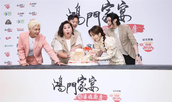 鍾欣凌（左2）打開大壽桃後，露出驚喜表情。（羅永銘攝）