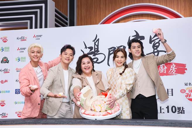 炎亞綸（左起）、索艾克、鍾欣凌、Ella、李玉璽。（羅永銘攝）