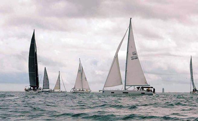 「2022澎湖岛帆船周系列赛」25日在马公亚果游艇码头登场，鸣笛后，25艘帆船依序出港，升帆在澎湖湾展开竞技，精彩刺激。（图/ 中央社）