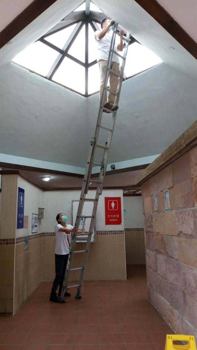 花蓮知名景點七星潭風景區一座公廁，被民眾發現廁所上方玻璃會反射，站在廁所外就可窺見如廁狀況，縣府今天派員改善。（花蓮縣政府提供）