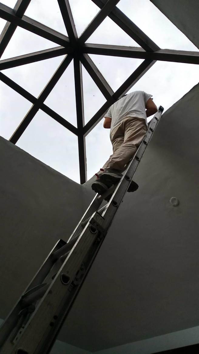 七星潭風景區公廁，被遊客發現，屋頂的造型玻璃窗會反射如廁情形。（花蓮縣政府提供）