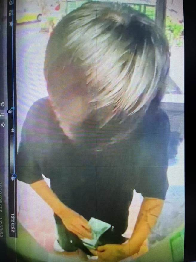 少年母親在床下發現鈔票，驚覺兒子可能充當詐騙車手。（翻攝照片／林郁平台北傳真）