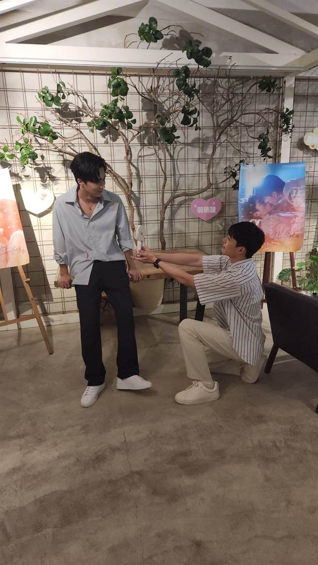 「鄭傅CP」重現劇中浪漫求婚橋段。（CATCHPLAY＋提供）