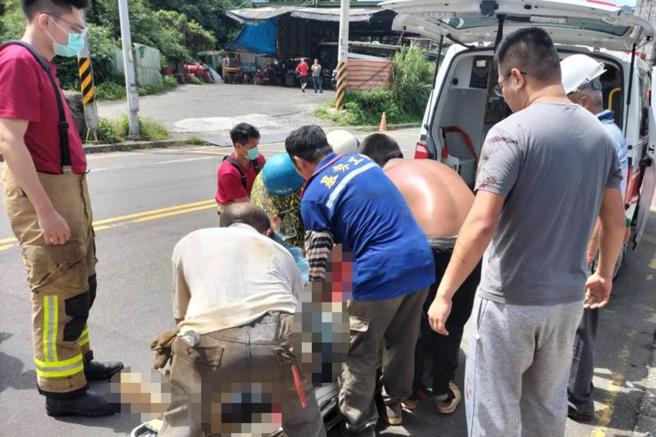 林姓工人25日疑不慎從基隆市七堵區堵南街附近一處工地約2樓高鷹架摔落地面，左胸遭地上凸起的2根鋼筋刺穿，送醫不治。（圖/ 中央社）