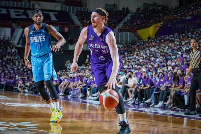 攻城狮今天用布鲁斯巫狮取代法狮的洋将位置。(PLG提供)