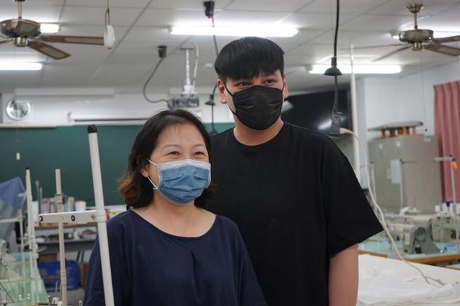  花蓮縣私立海星中學服裝設計學程老師鍾佩卿（左）投入教職27年，昔日指導過的學生陳詠淳（右）畢業多年後，也帶著業界豐富經驗回到學校任教。（圖/ 中央社）