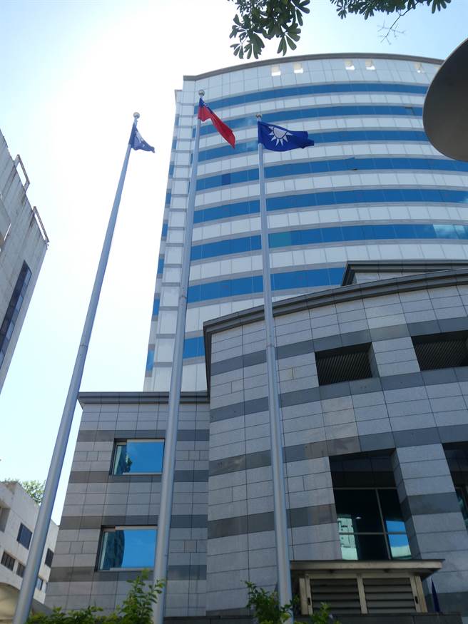 民进党立委林楚茵昨在脸书说，新北市府提供中央流行疫情指挥中心资料显示，恩恩送医当天18时37分已在加护病房救治，但实际19时21分才上救护车，质疑新北市府资讯造假。国民党下午回应，林指鹿为马，恶意栽赃新北市长侯友宜。（周志豪摄）