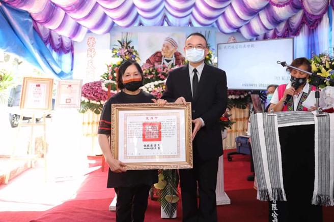 文面國寶林智妹耆老18日辭世，林智妹位於花蓮卓溪賽德克族陶塞（Tawsay）部落自宅25日舉行追思禮拜，由文化部政務次長蕭宗煌（右）代表頒贈總統褒揚令，林智妹長女林朝花（左）代表受贈。（圖/ 中央社）