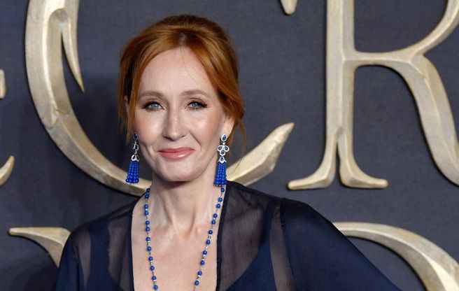 俄羅斯網站本週出現一支影片，內容是JK羅琳（J.K. Rowling）坐在滿室陽光裡，似乎正與澤倫斯基（Volodymyr Zelenskyy）通視訊電話，討論她的基金會如何幫助俄烏戰火下的烏克蘭兒童。(圖／路透社)
