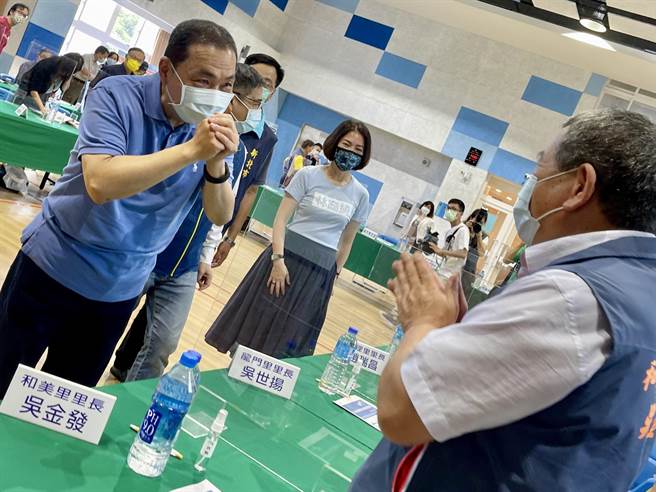 新北市長侯友宜今(25)日前往新北東北角的貢寮、雙溪及平溪區3區舉辦行動治理座談會議，與在地里長進行意見交流。圖為新北市長侯友宜(左)向與會里長致意。(新北市政府提供)