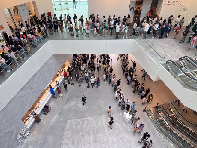 臺南市美术馆《亚洲的地狱与幽魂》吸引大批民眾参观。（图／翻摄自脸书社团爆废公社）