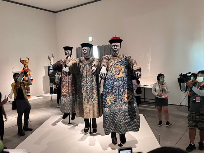 臺南市美术馆《亚洲的地狱与幽魂》开展首日，一名男网友拍下造成轰动的「湘西赶尸」照，掀起热议。（图／翻摄自脸书社团爆废公社）