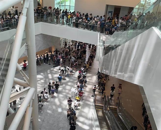 南美馆涌入6000名群眾，人潮一路从馆内排到馆外。（读者提供／程炳璋台南传真）