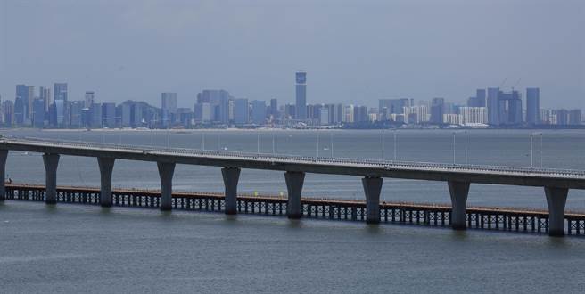金门大桥有望在今年10月通车，不远处为厦门市景。（张铠乙摄）