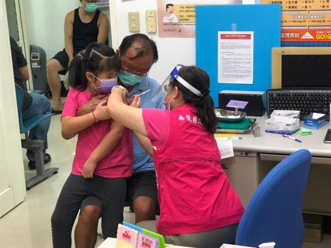 南投縣25日在13鄉鎮衛生所開設兒童疫苗第2劑接種站，接種總人數達1109人，接種率為21.3％。（南投縣衛生局提供／陳淑芬南投傳真）