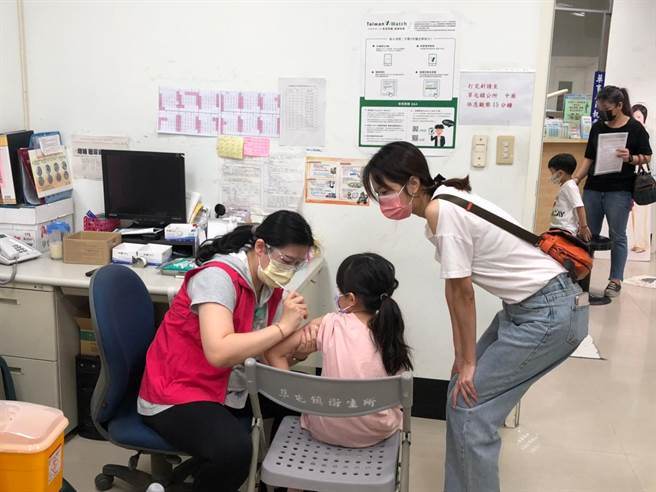 南投縣25日在13鄉鎮衛生所開設兒童疫苗第2劑接種站，接種總人數達1109人，接種率為21.3％。（南投縣衛生局提供／陳淑芬南投傳真）