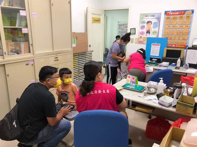 南投縣25日在13鄉鎮衛生所開設兒童疫苗第2劑接種站，接種總人數達1109人，接種率為21.3％。（南投縣衛生局提供／陳淑芬南投傳真）