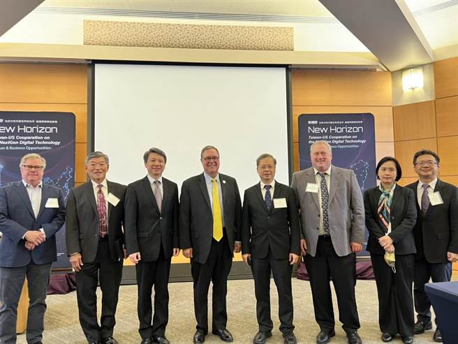 国发会主委龚明鑫(右四)参加「新视野：台美次世代数位科技合作」论坛(图／国发会提供)