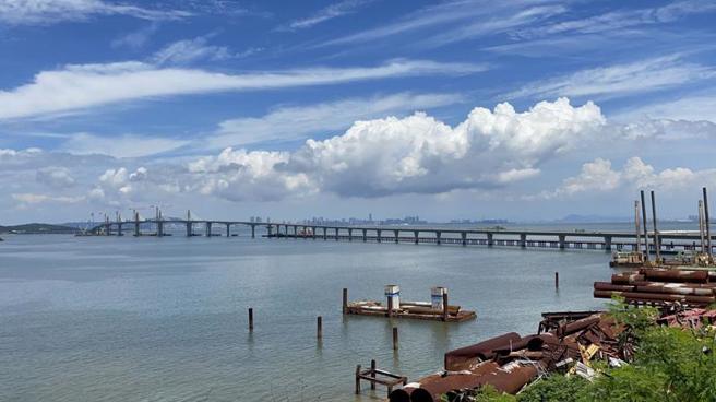 金门大桥西起烈屿乡湖埔路，东至金寧乡湖下慈湖路，全线5.4公里，其中跨海桥段长4.8公里。交通部高公局报告指出，施工进度已达97.48%；交通部长王国材25日视察时表示，预计10月中旬金门大桥将可完工通车。（图/ 中央社）
