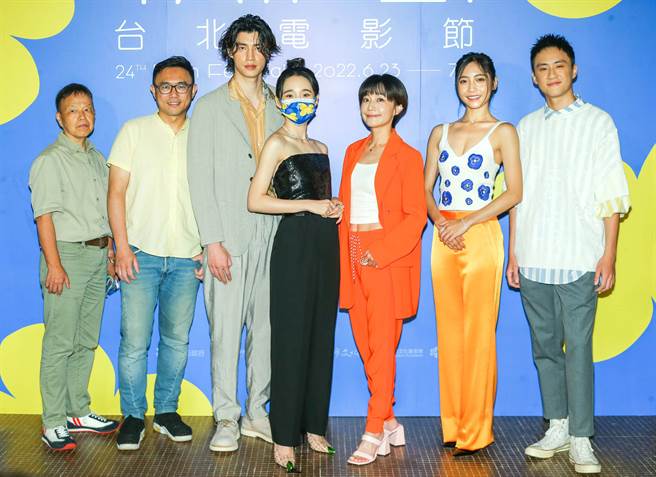 导演廖士涵（左起）领军《滴水的推理书屋》演员罗宏正、李沐、陈婉婷、林映彤及吴翰林出席世界首映。（粘耿豪摄）