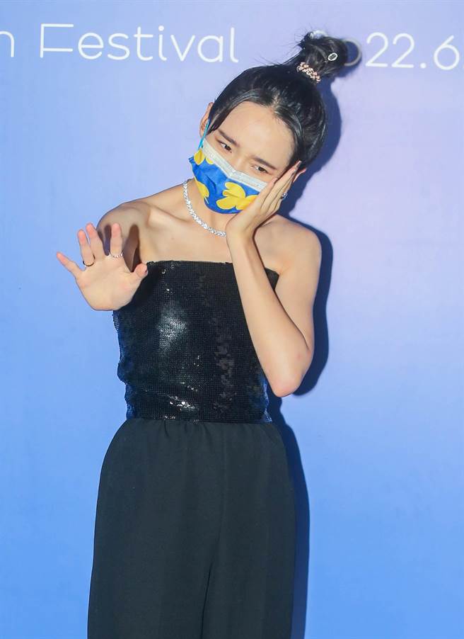 李沐刚拔完智齿，坚持戴口罩遮丑。（粘耿豪摄）