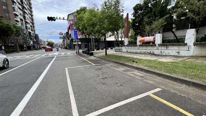 台南市新营区路边公有停车格均不收费，使得经常有汽车族抱怨，一些车辆长期占公有车位问题严重。（张毓翎摄）