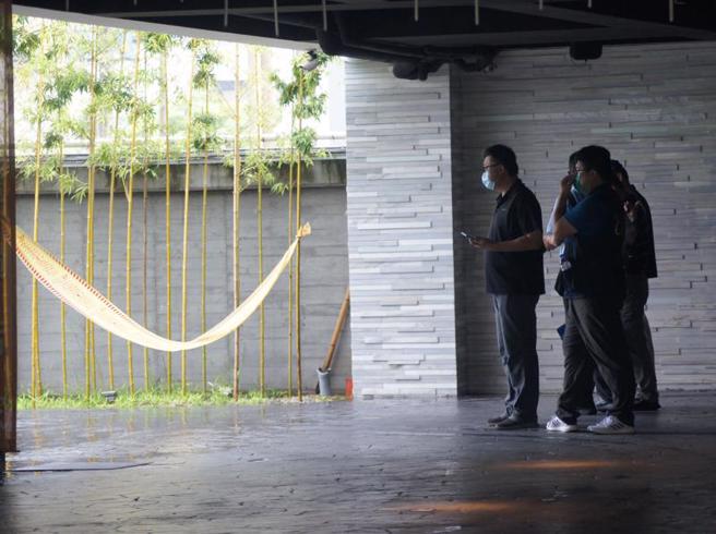 彰化县员林市某汽车旅馆惊传双尸命案，旅馆人员25日通知入住男女房客退房却无回应，入房发现2人陈尸床上，警方初步研判，怀疑是男方先闷死女友后开枪自杀，确切案情仍待调查厘清。（图/ 中央社）