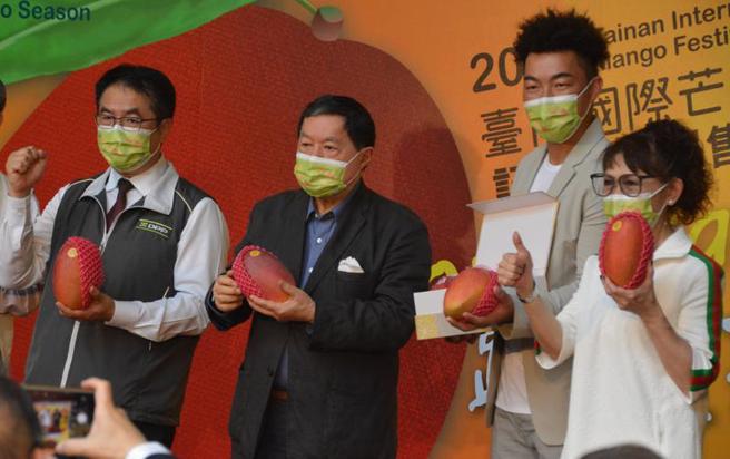 台南市農業局25日北上新北市舉辦「2022台南國際芒果節」，台南市長黃偉哲（左）與前職棒球星郭泓志（右2）同台拍賣優質芒果禮盒，遠東集團董事長徐旭東（左2）力挺，標下愛文、玉文芒果禮盒。（圖/ 中央社）