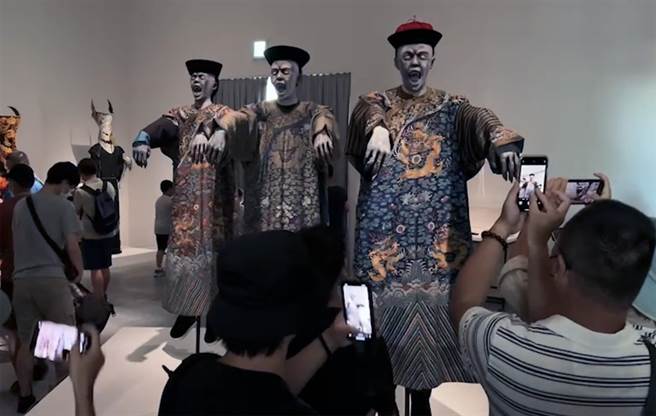 台南美術館2館《亞洲的地獄與幽魂》特展首日開展人潮爆棚。（洪榮志攝）