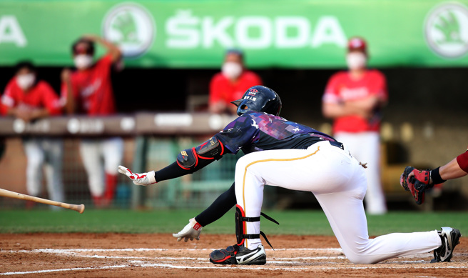 乐天桃猿成晋3局下成功执行打带跑战术行程幸运安打。（范扬光摄）