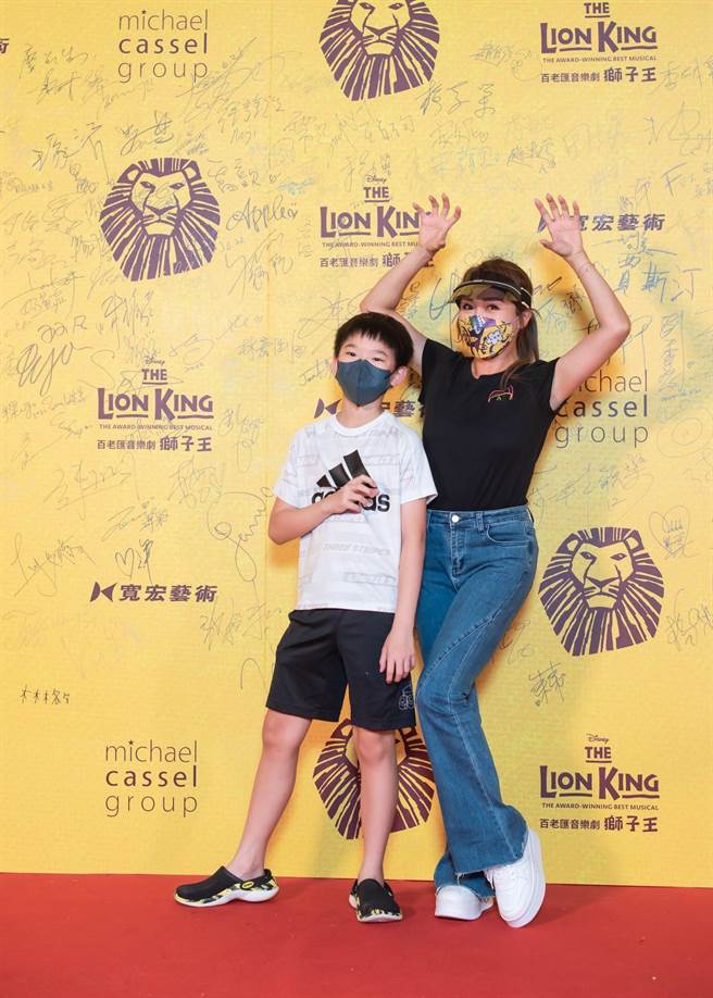 佩甄特地带小孩来看《狮子王》。（宽宏艺术提供）