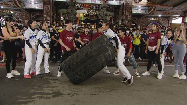 奥运举重双金许淑净，轻松翻转180公斤大轮胎。（民视提供）