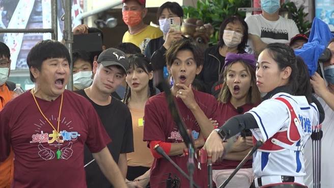 奥运射箭铜牌谭雅婷，成功射穿水球并正中红色靶心。（民视提供）