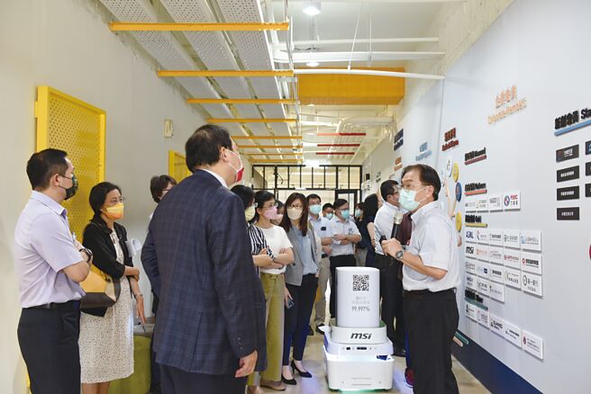 成大產學創新總中心主任莊偉哲表示，透過示範場域展出，讓業界直接與醫院應用端對接，提升產品技術與應用層面。圖／成大提供