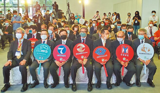 金管会黄天牧主委（前排左一）、期交所吴自心董事长（前排左三）及周边单位首长出席「2022ESG高峰会」开幕仪式。图／期交所提供