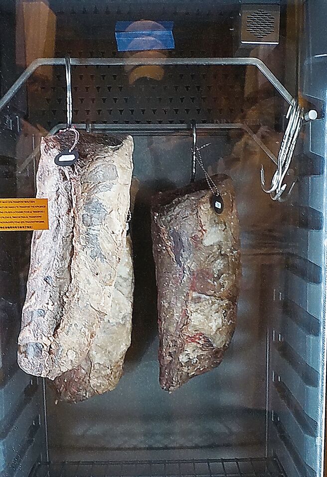 台北君悦〈宝艾〉西餐厅引进了德制熟成冰箱（Dry Ager），可将不同肉品进行不同天数熟成。图／姚舜