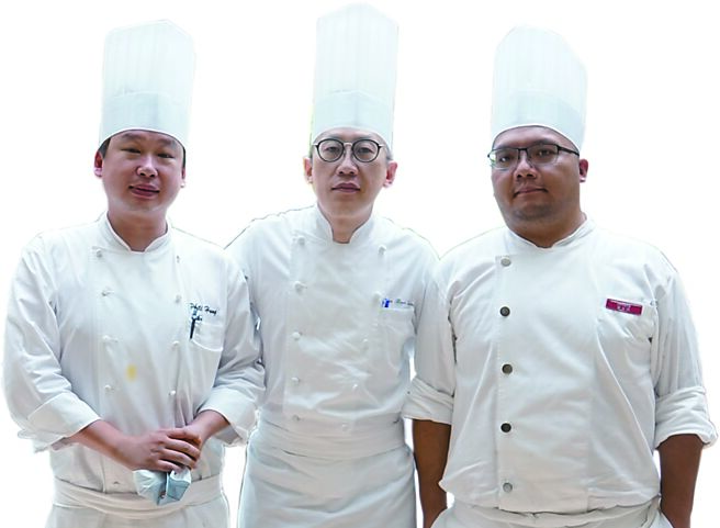 君悦〈宝艾〉西餐厅最新牛排套餐是由饭店执行总厨陈万钦（中）、执行副总厨洪飞立（左），以及〈宝艾〉西餐厅副主厨黄承明共同设计与执行。图／姚舜
