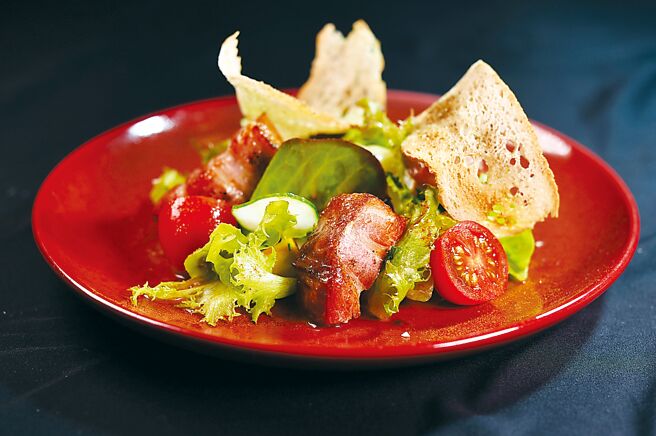 〈里昂沙拉〉（Salade Lyonnaise）是法国中部里昂经典沙拉，生菜、厚切培根、水波蛋，以及芳堤起司共拌。图／姚舜